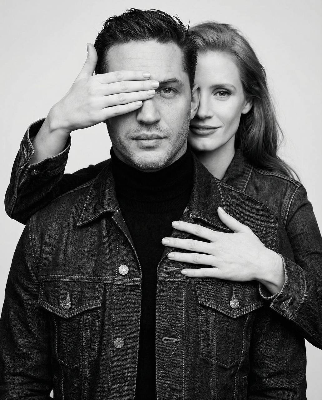 Черно-белая парная Vogue фотосессия в джинсовых куртках промт для нейросети ИИ ​