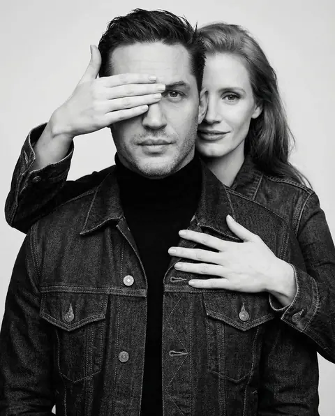 Черно-белая парная Vogue фотосессия в джинсовых куртках промт для нейросети ИИ ​