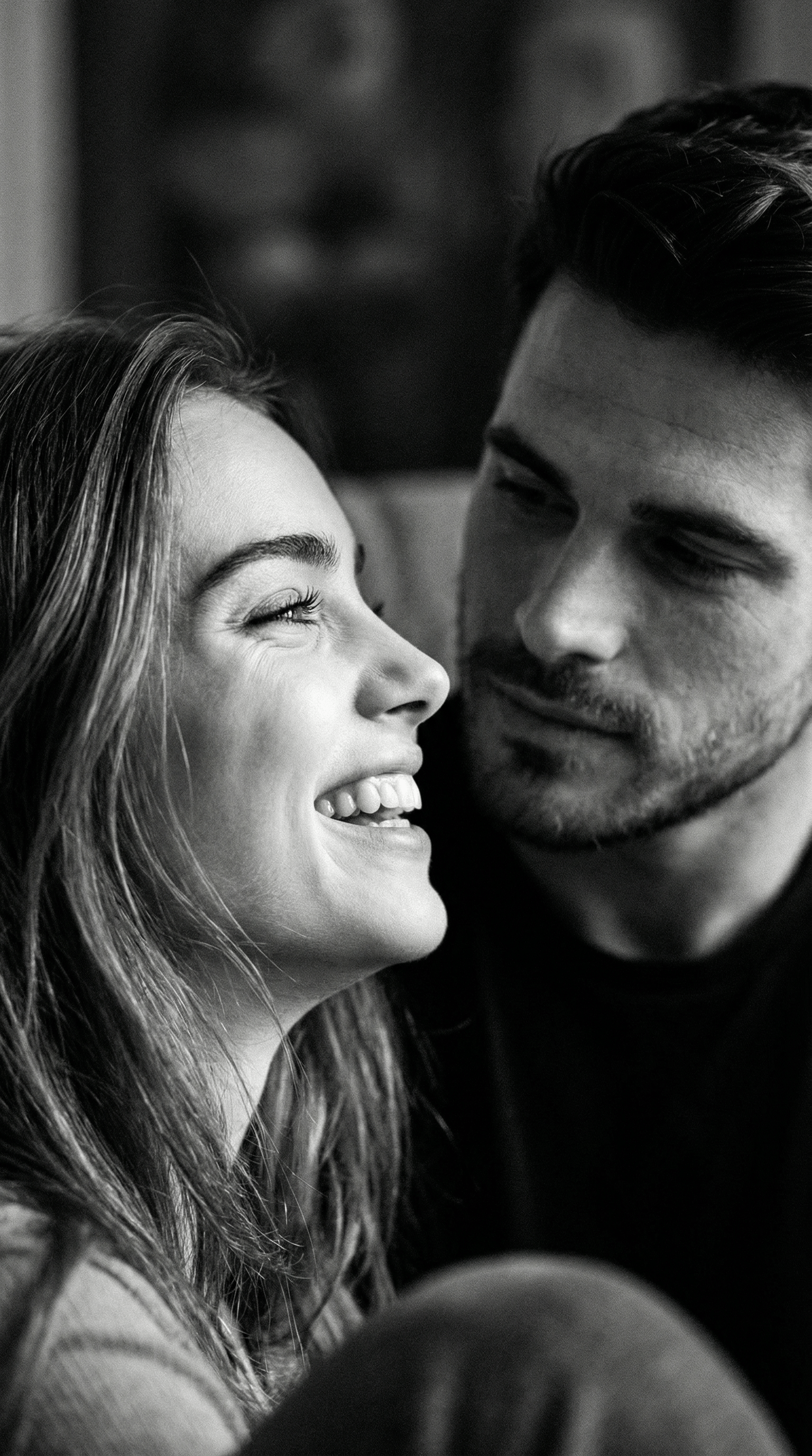 Черно-белая кинематографичная фотосессия пары 9:16 промт: смех девушки и влюблённый взгляд парня