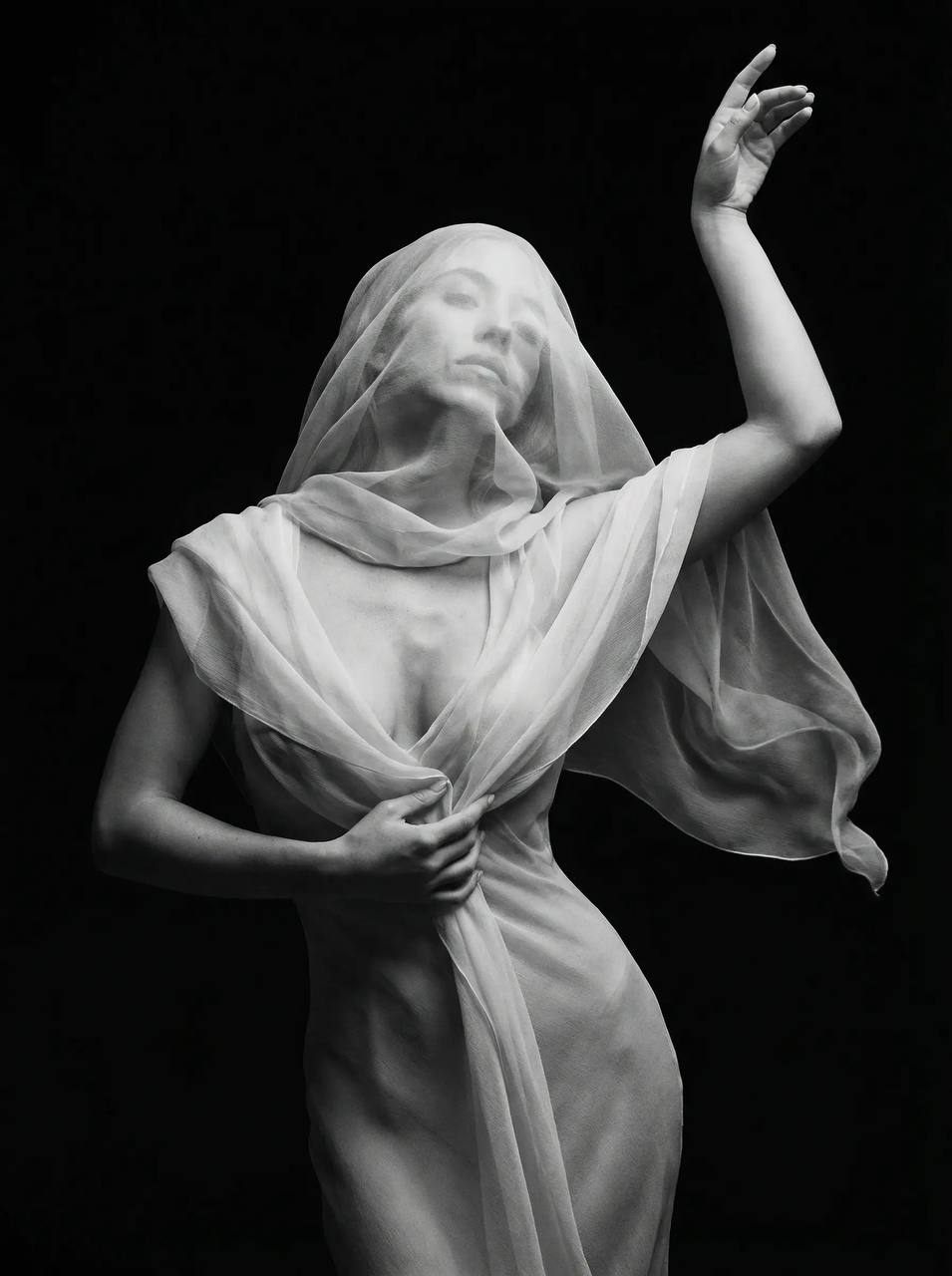 Черно-белая fine art фотосессия с тканью, промт для ИИ генерации кинематографичного fashion фото в студии