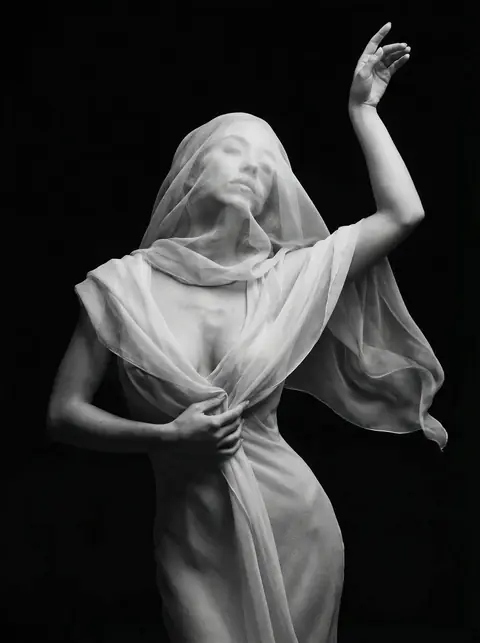 Черно-белая fine art фотосессия с тканью, промт для ИИ генерации кинематографичного fashion фото в студии