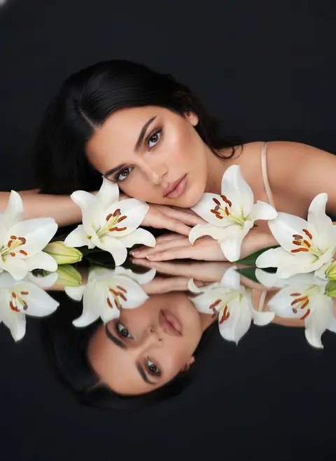 Фотореалистичная ИИ фотосессия на чёрном фоне с белыми лилиями и отражением на зеркале — подробный промт для генерации портрета через нейросеть
