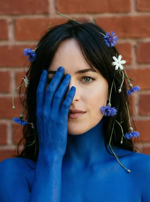 Промт асимметричная fashion фотосессия с синим бодиартом и полевыми цветами через нейросеть ИИ