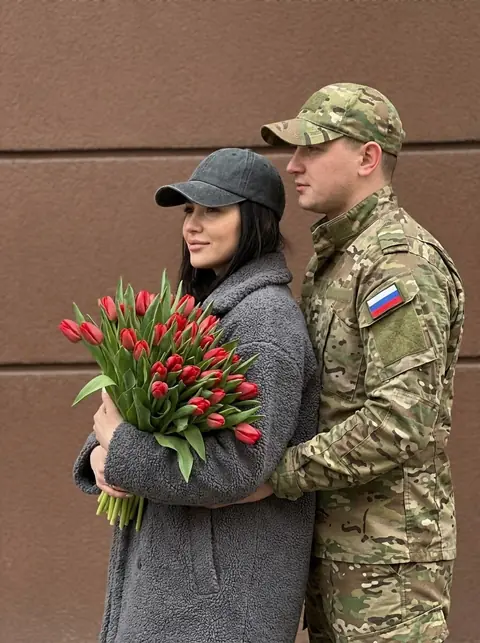 Девушка с букетом красных тюльпанов и военным в форме России мультикам промт для нейросети