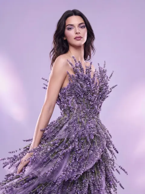 Лавандовая high-fashion фотосессия женщины в платье из цветов через нейросеть промт для ИИ