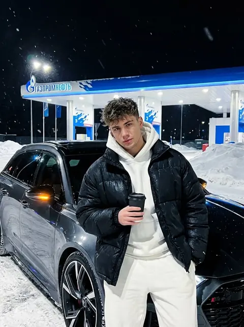 Ночная мужская фотосессия через ИИ промт у Audi RS 6 на заправке Газпромнефть зимой