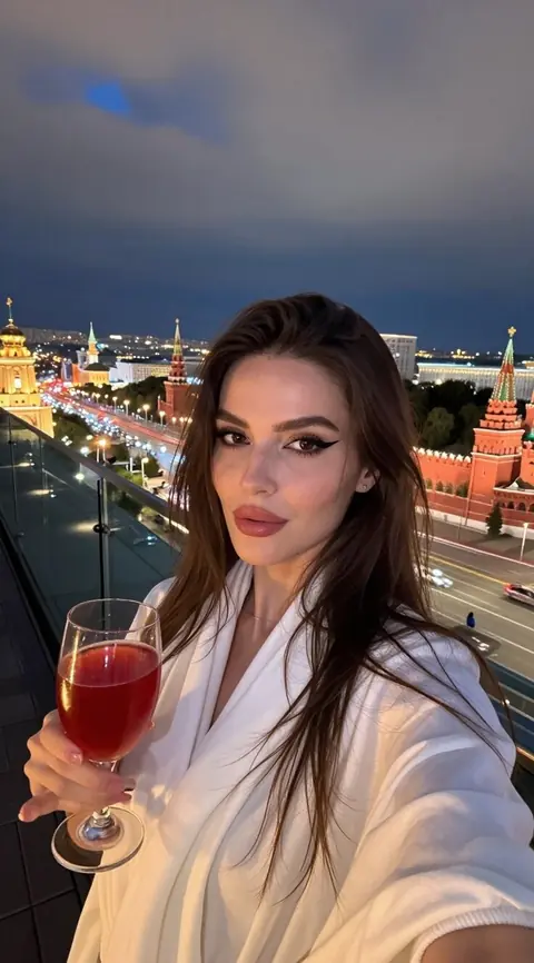 Ночное селфи на балконе с видом на город: промт для ИИ по загруженному женскому фото с сохранением лица 1:1