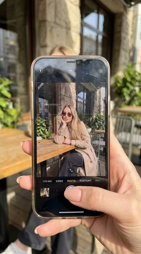 Промт фешн лайфстайл фотосессия с айфоном крупным планом и вашим лицом в кафе на экране